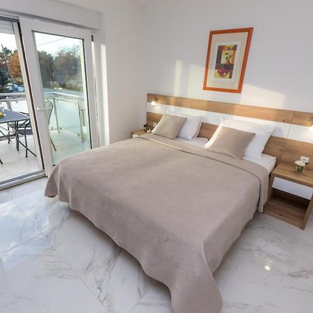 Apartmani Villa Paulo Starigrad Paklenica Exterior foto