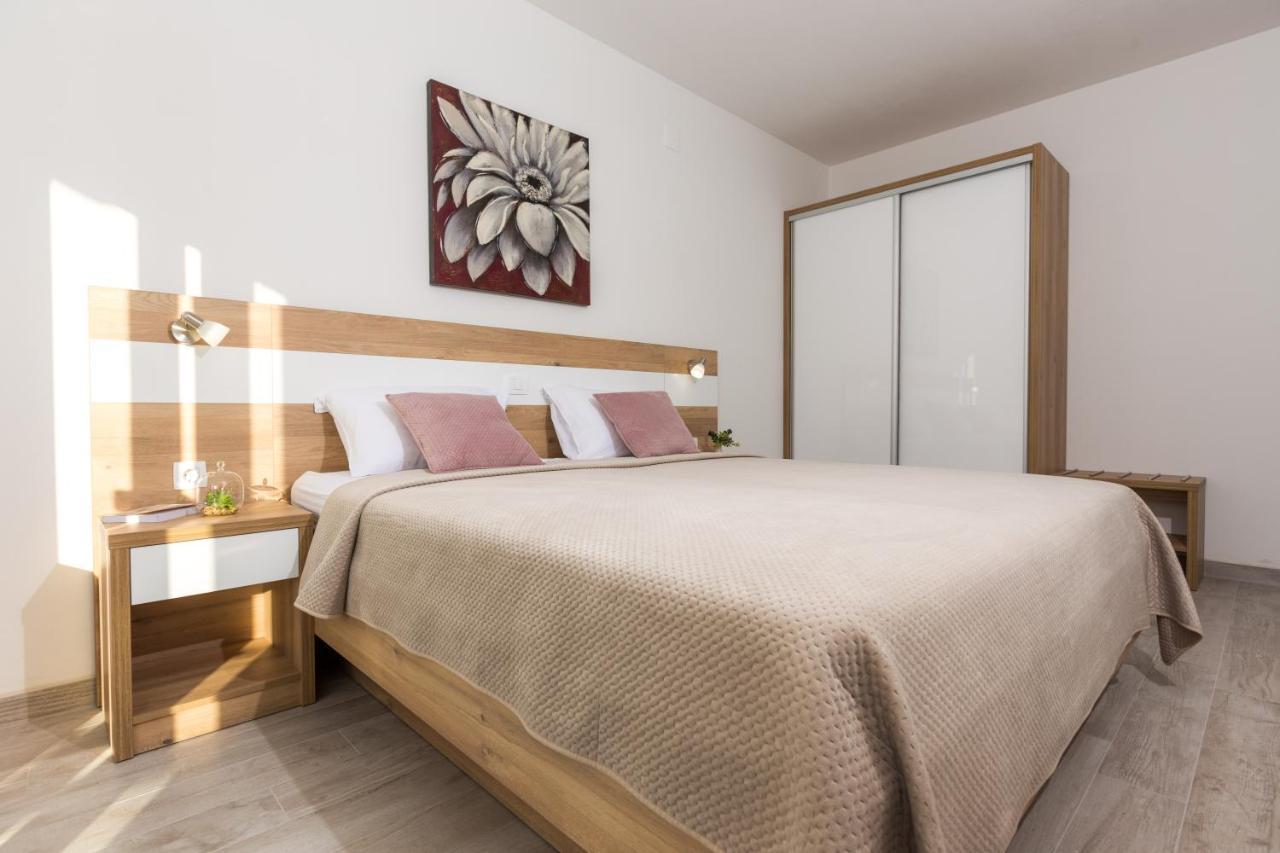 Apartmani Villa Paulo Starigrad Paklenica Exterior foto