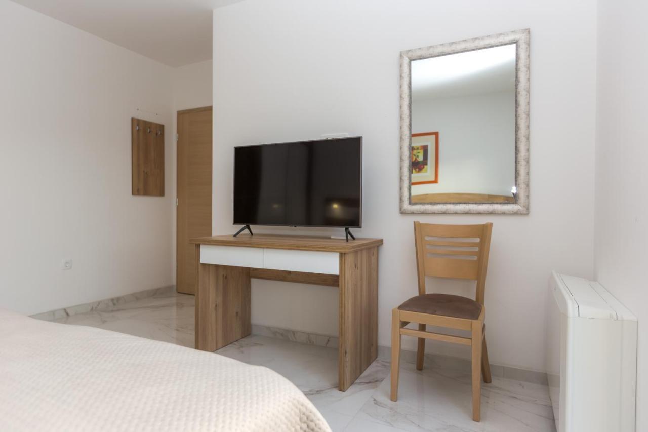 Apartmani Villa Paulo Starigrad Paklenica Exterior foto